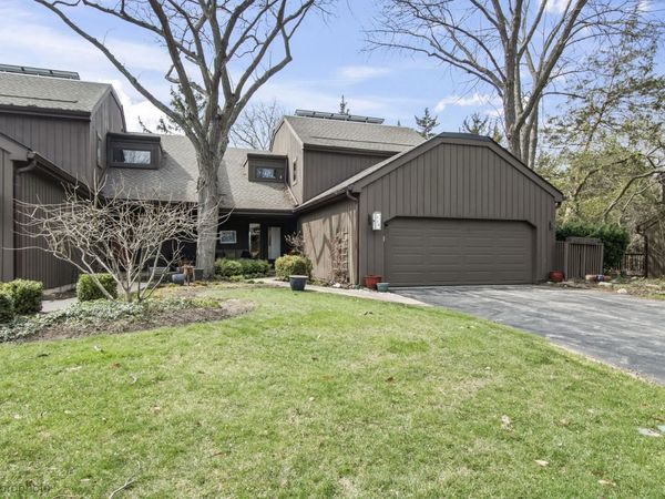 312 Woodview Road , Lake Barrington, IL 60010