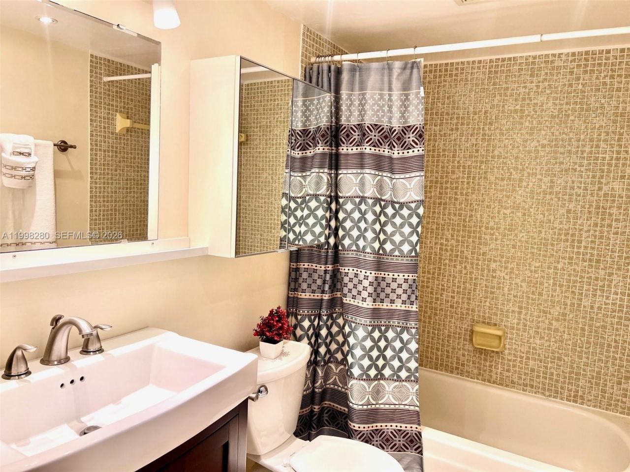 2841 Somerset Dr, Unit 215, Lauderdale Lakes, FL 33311 Photo