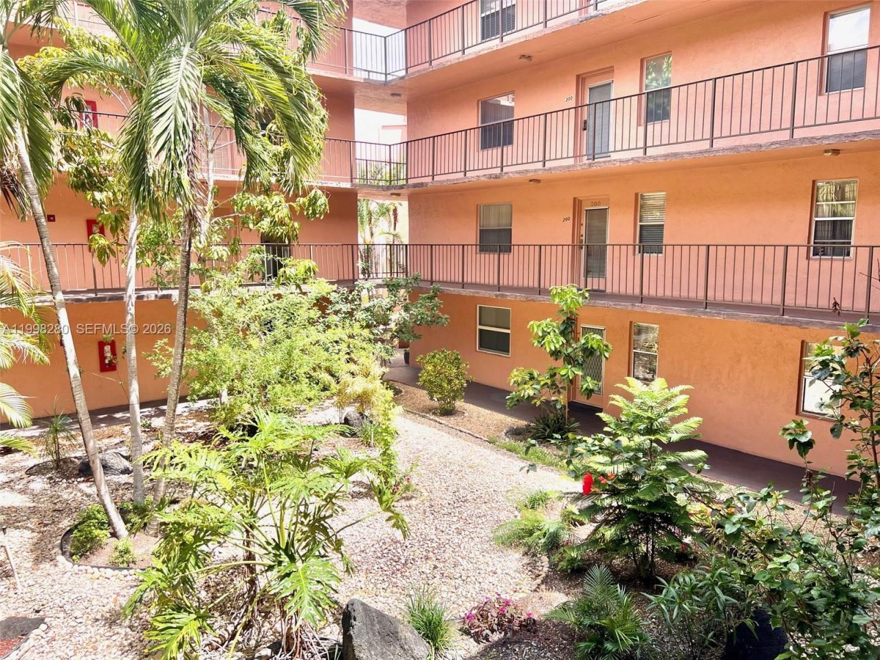 2841 Somerset Dr, Unit 215, Lauderdale Lakes, FL 33311 Photo