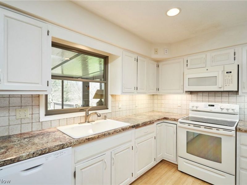 3574 Antoinette Drive, Cuyahoga Falls, OH 44223 Photo 6