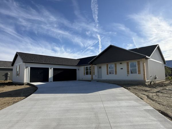 407 Jerin Drive, Fisher, IL 61843