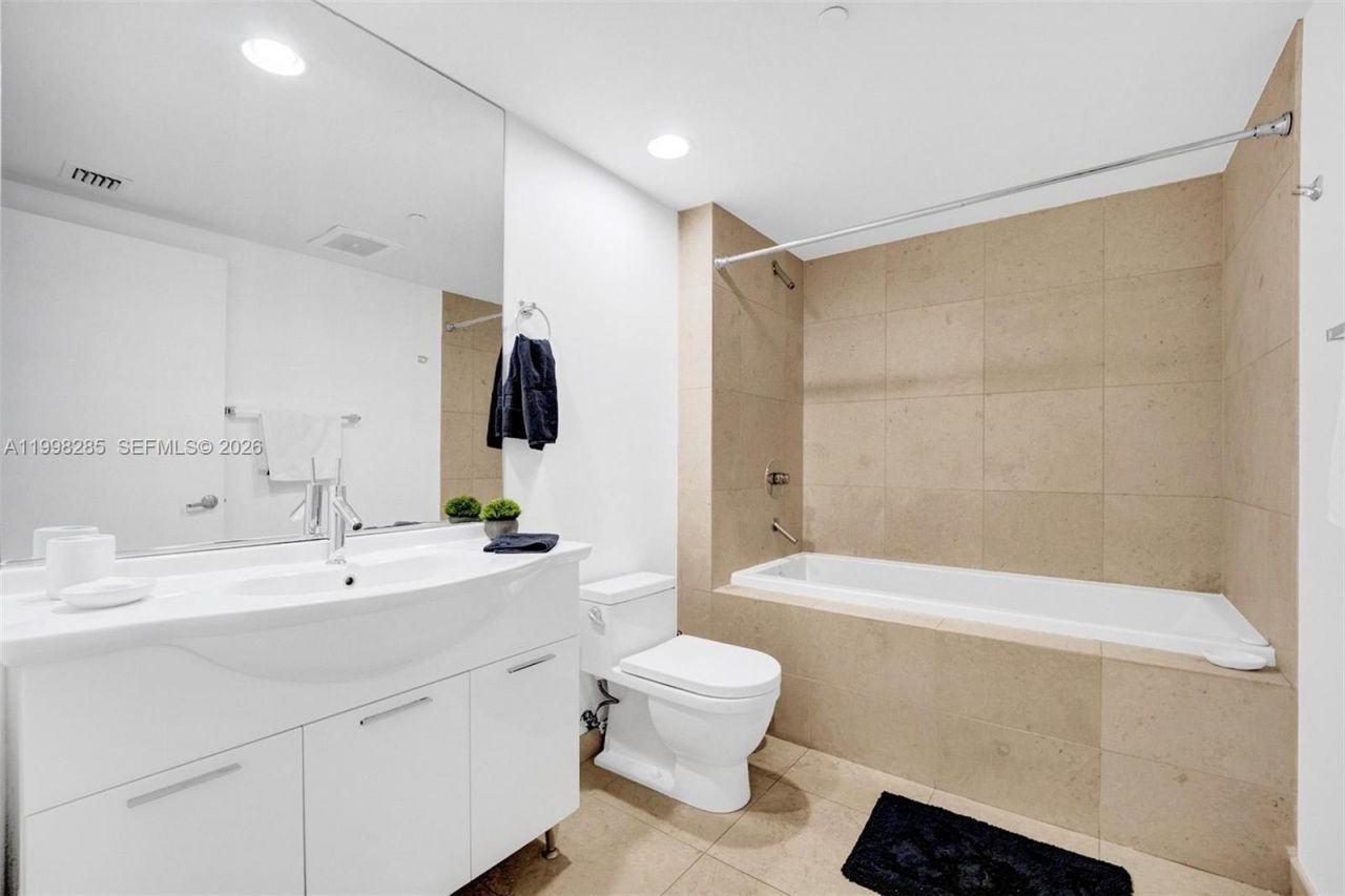 475 Brickell Ave , Unit 3310, Miami, FL 33131 Photo