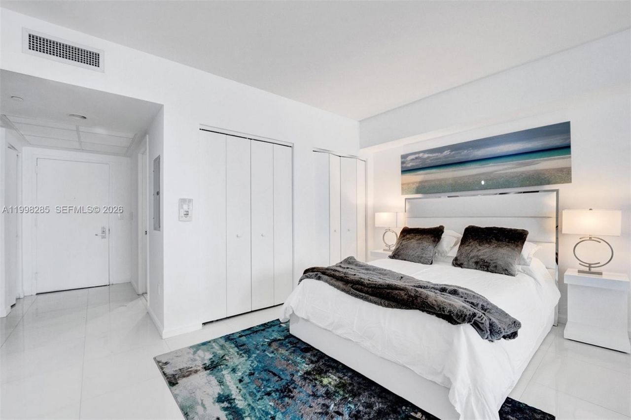 475 Brickell Ave , Unit 3310, Miami, FL 33131 Photo