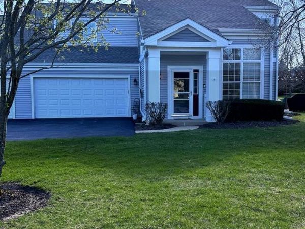 201 Grays Drive, Unit 201, Oswego, IL 60543