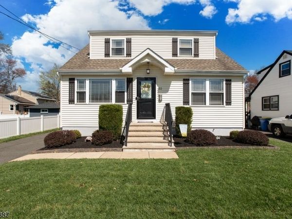 22 Andrew St, Green Brook, NJ 08812