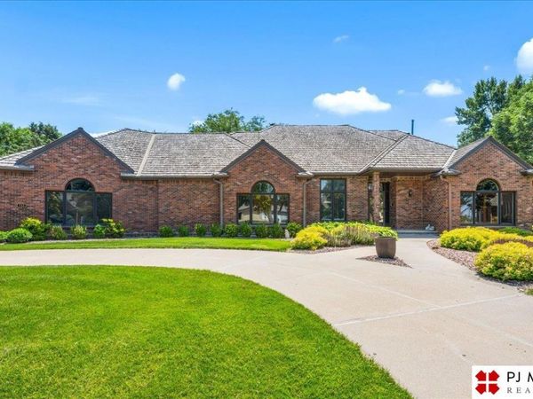 733 N 157th Circle, Omaha, NE 68118