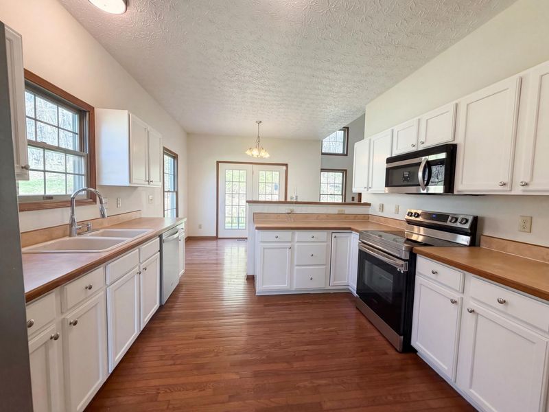 352 Highbanks Valley Court, Newark, OH 43055 Photo 2