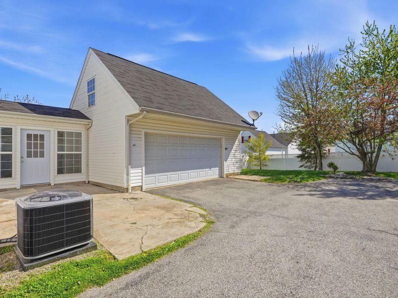 2424 Delowe Street, Grove City, OH 43123 Photo 9