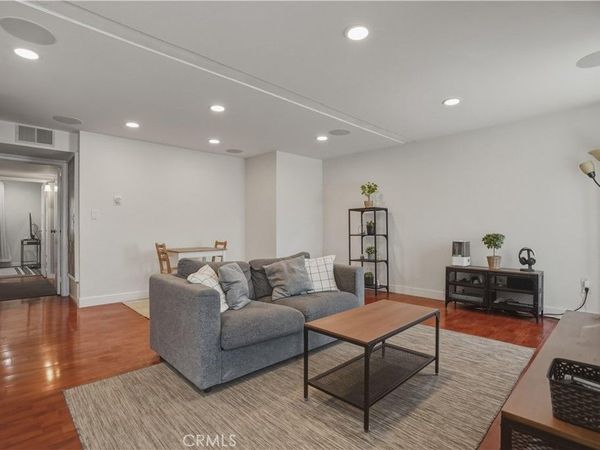 6151 Reseda Boulevard, Unit 13, Tarzana, CA 91335