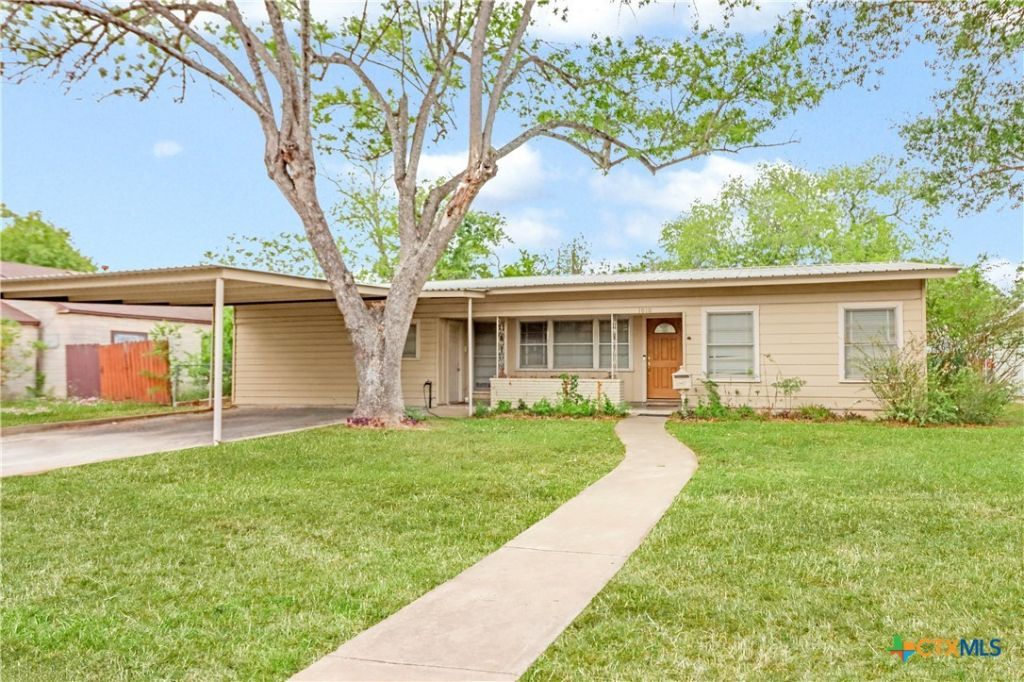 1010 E Humphreys Street, Seguin, TX 78155 Main Photo