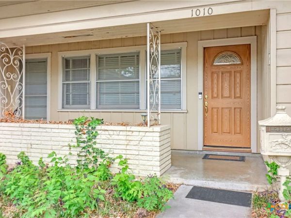 1010 E Humphreys Street, Seguin, TX 78155