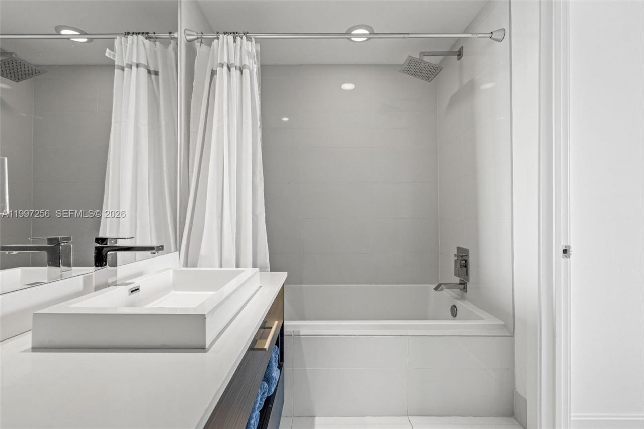 45 SW 9th St, Unit 2910, Miami, FL 33130 Photo