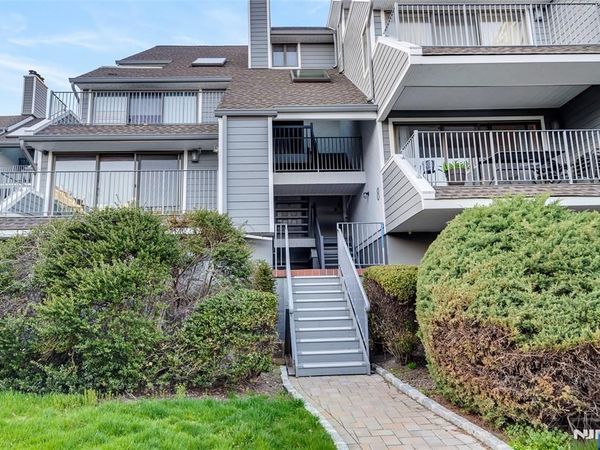 8C Cove Lane, NORTH BERGEN, NJ 07047