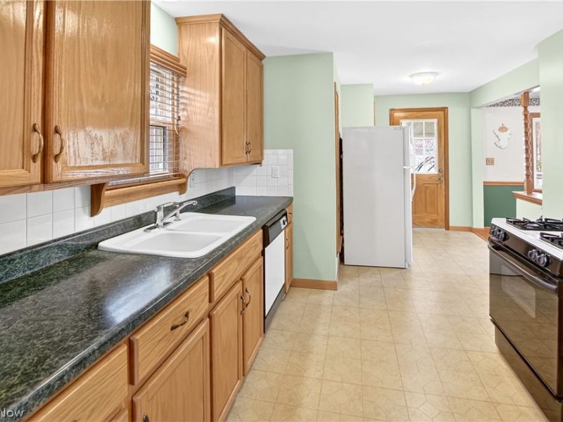 10004 Manoa Avenue, Brooklyn, OH 44144 Photo 3