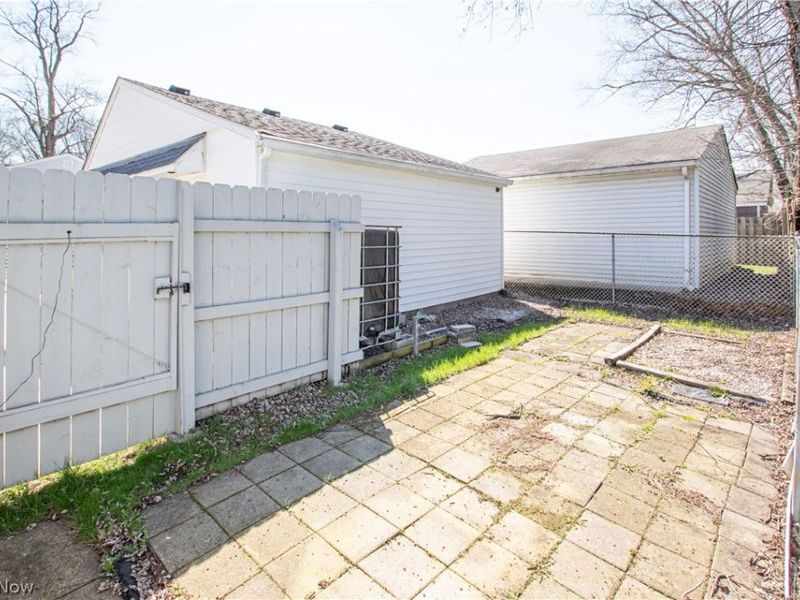 10004 Manoa Avenue, Brooklyn, OH 44144 Photo 37