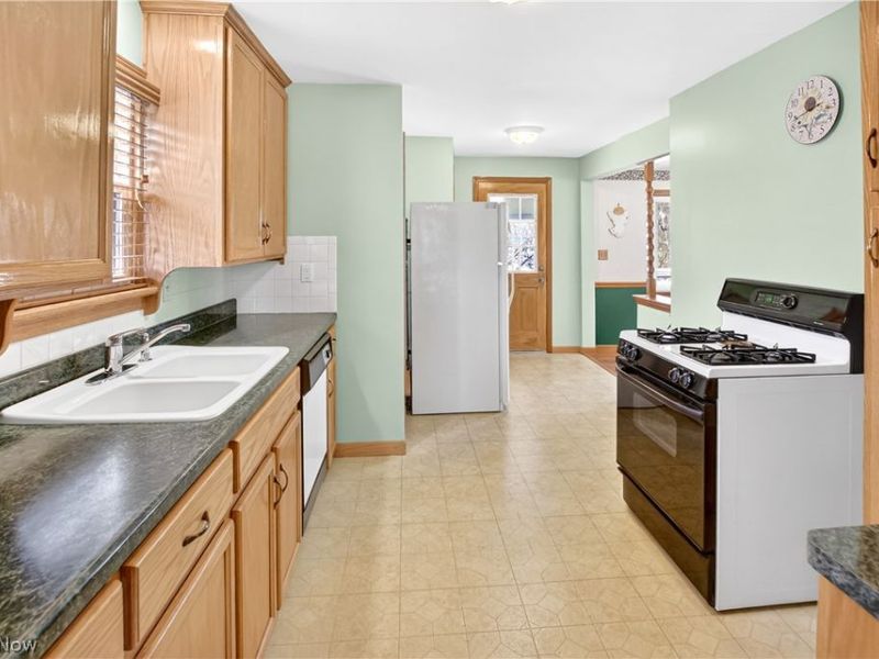 10004 Manoa Avenue, Brooklyn, OH 44144 Photo 4