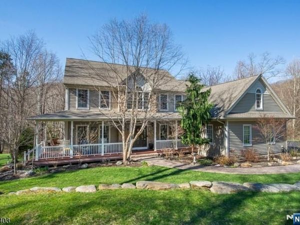 36 Roaring Brook Way, WEST MILFORD, NJ 07480