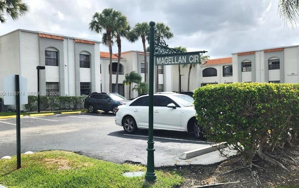 3545 Magellan Cir, Unit 352-5, Aventura, FL 33180 Photo