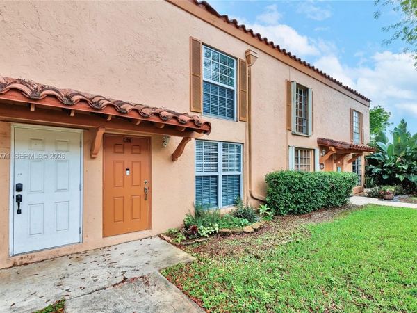 7130 Fairway Dr, Unit L26, Miami Lakes, FL 33014