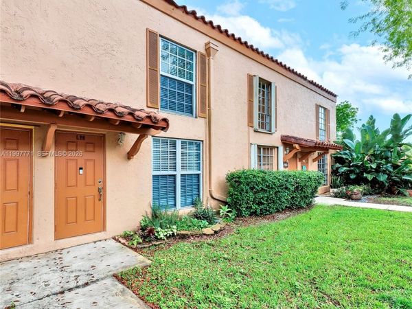 7130 Fairway Dr, Unit L26, Miami Lakes, FL 33014