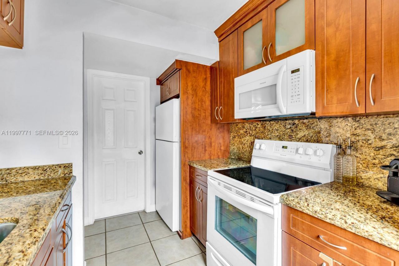 7130 Fairway Dr, Unit L26, Miami Lakes, FL 33014 Photo