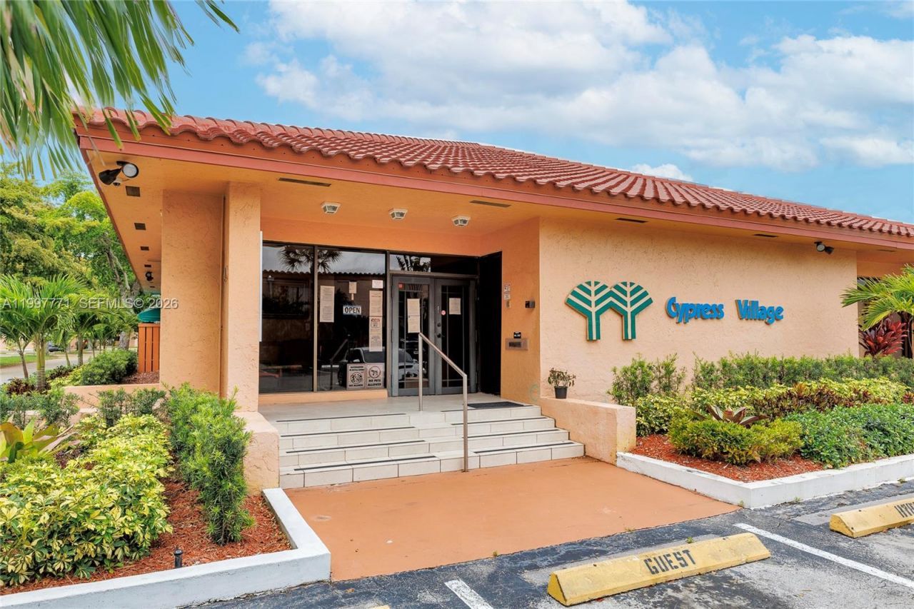 7130 Fairway Dr, Unit L26, Miami Lakes, FL 33014 Photo