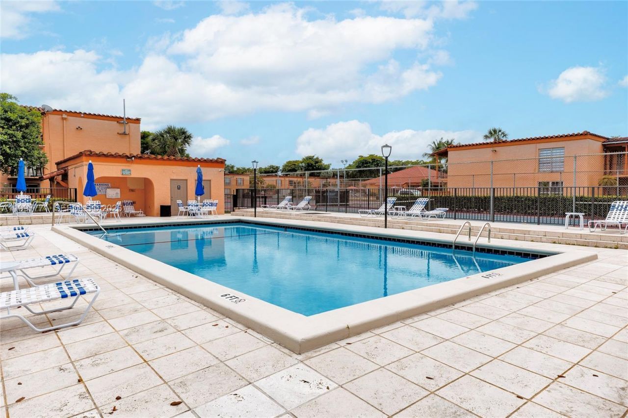 7130 Fairway Dr, Unit L26, Miami Lakes, FL 33014 Photo