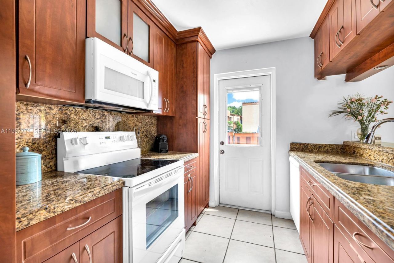 7130 Fairway Dr, Unit L26, Miami Lakes, FL 33014 Photo