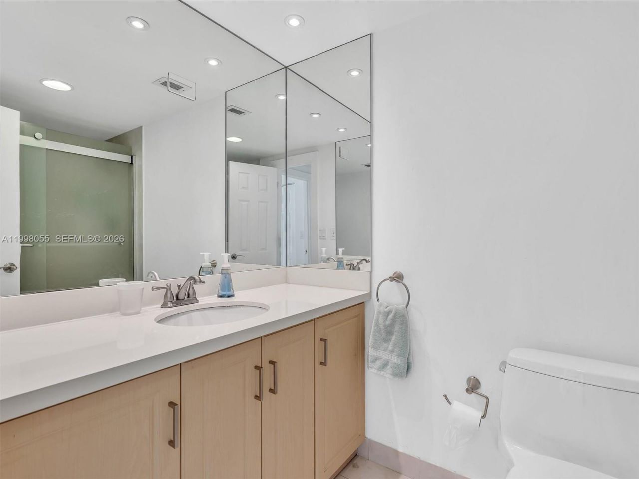 500 Bayview Dr, Unit 1132, Sunny Isles Beach, FL 33160 Photo