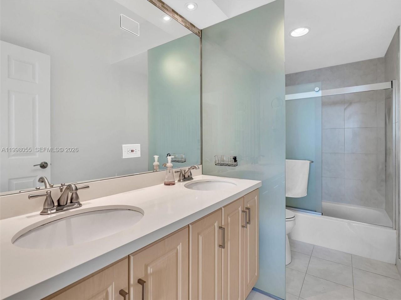 500 Bayview Dr, Unit 1132, Sunny Isles Beach, FL 33160 Photo