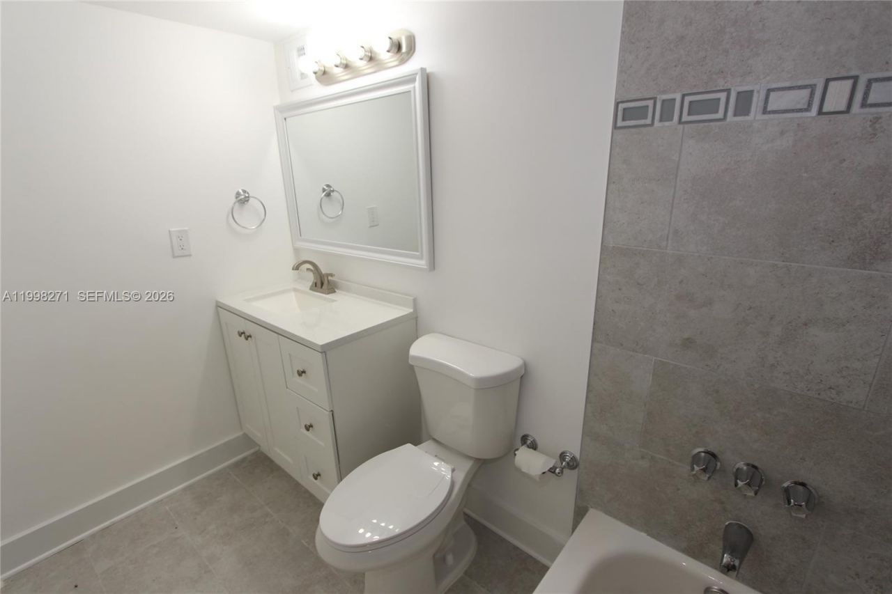 4550 NW 9th St, Unit 811E, Miami, FL 33126 Photo