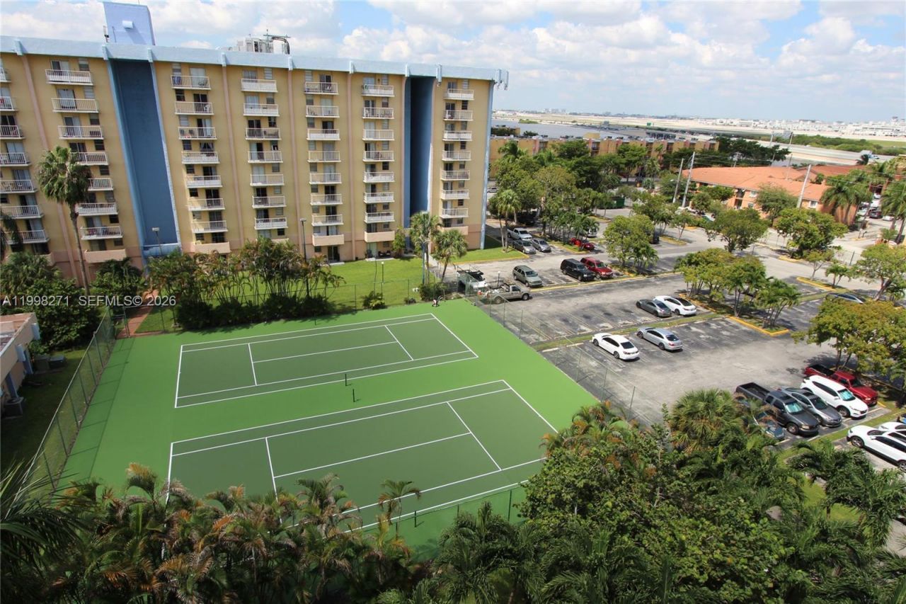 4550 NW 9th St, Unit 811E, Miami, FL 33126 Photo