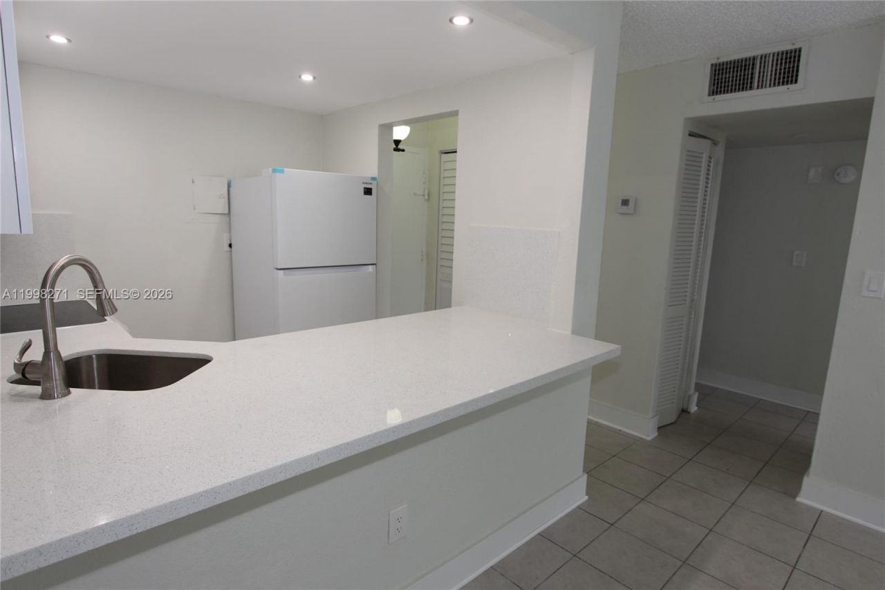 4550 NW 9th St, Unit 811E, Miami, FL 33126 Photo