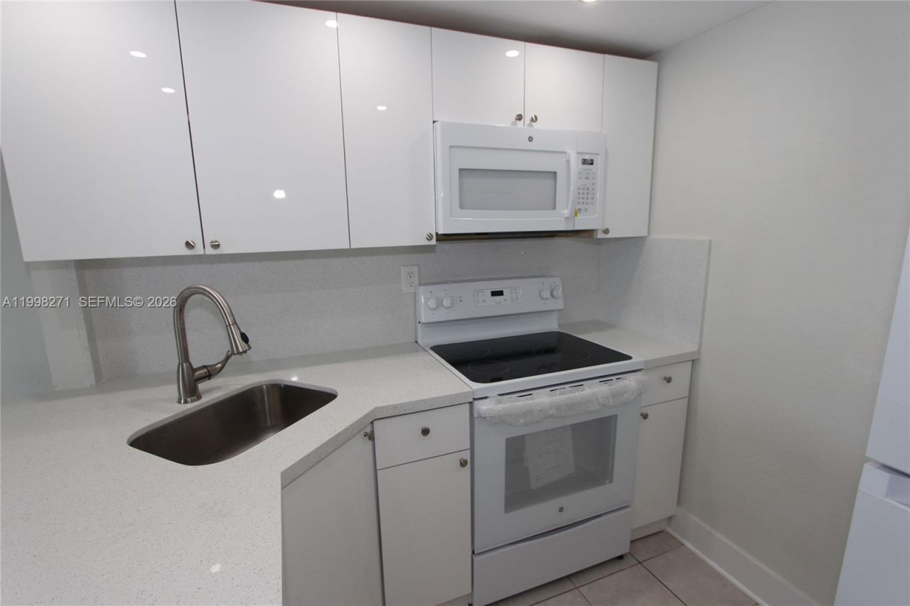 4550 NW 9th St, Unit 811E, Miami, FL 33126 Photo