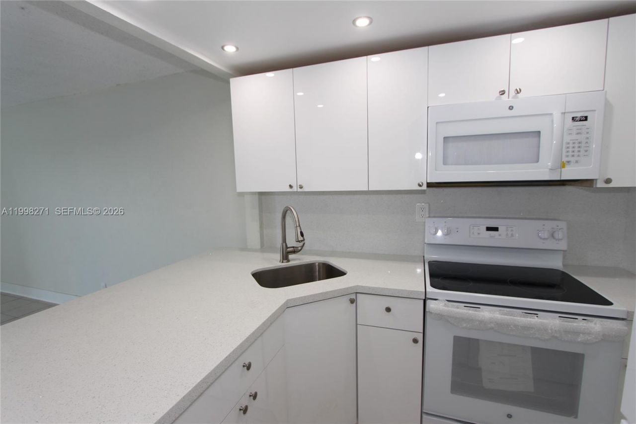 4550 NW 9th St, Unit 811E, Miami, FL 33126 Photo