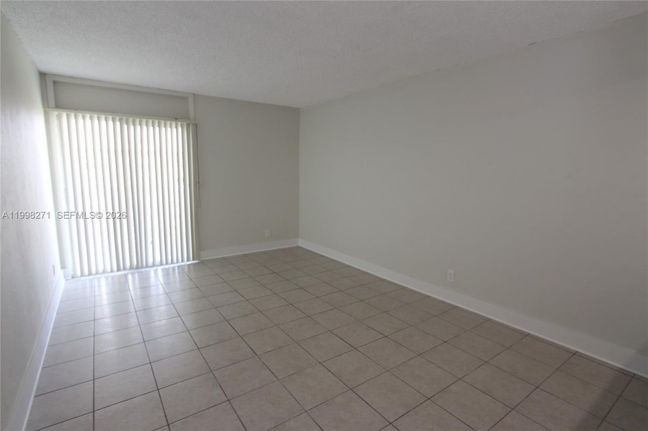 4550 NW 9th St, Unit 811E, Miami, FL 33126 Photo