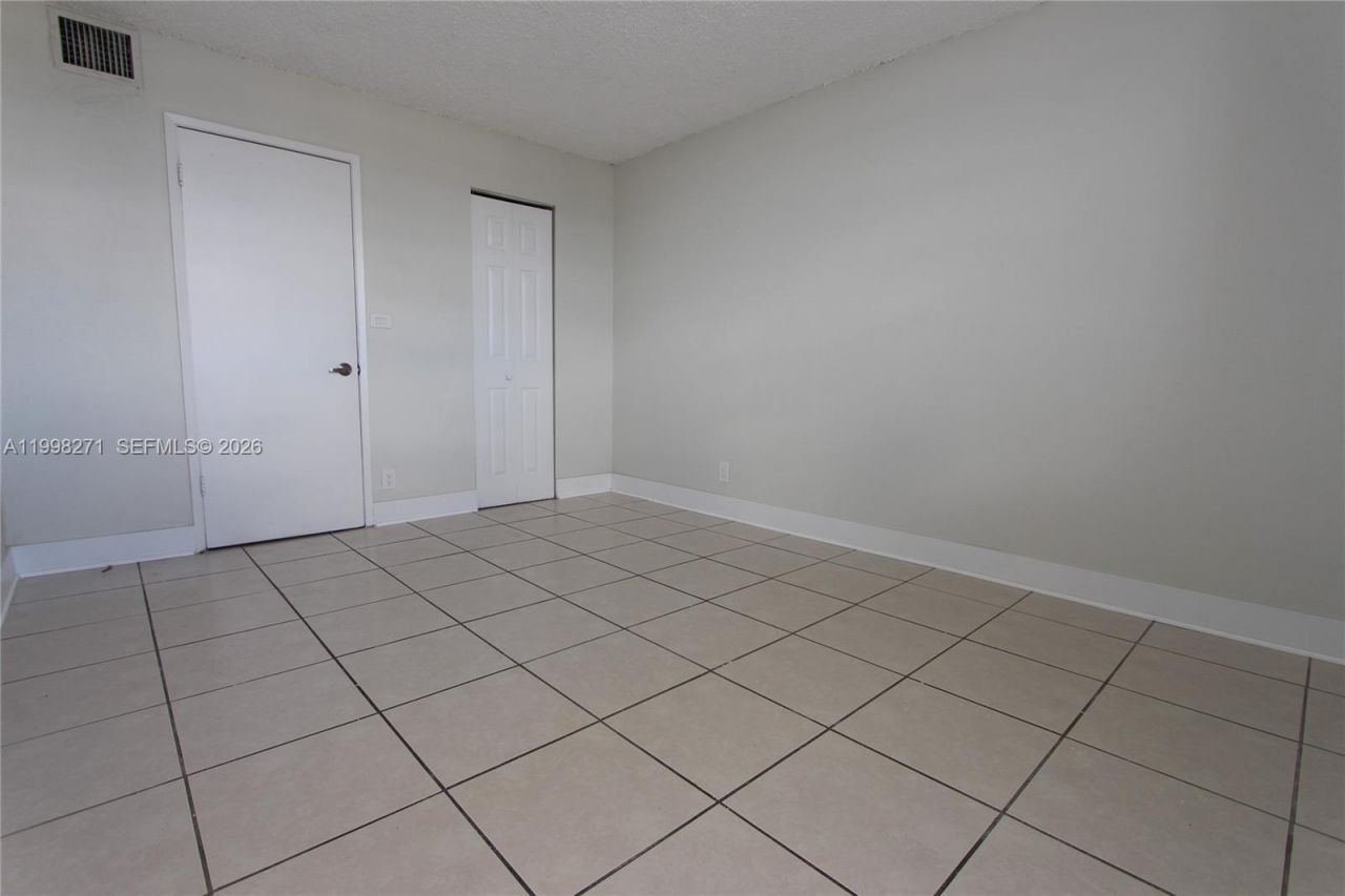 4550 NW 9th St, Unit 811E, Miami, FL 33126 Photo
