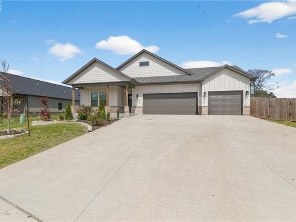 2204 Riggins Avenue, Pea Ridge, AR 72751