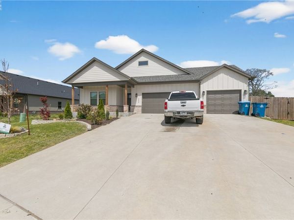 2204 Riggins Avenue, Pea Ridge, AR 72751