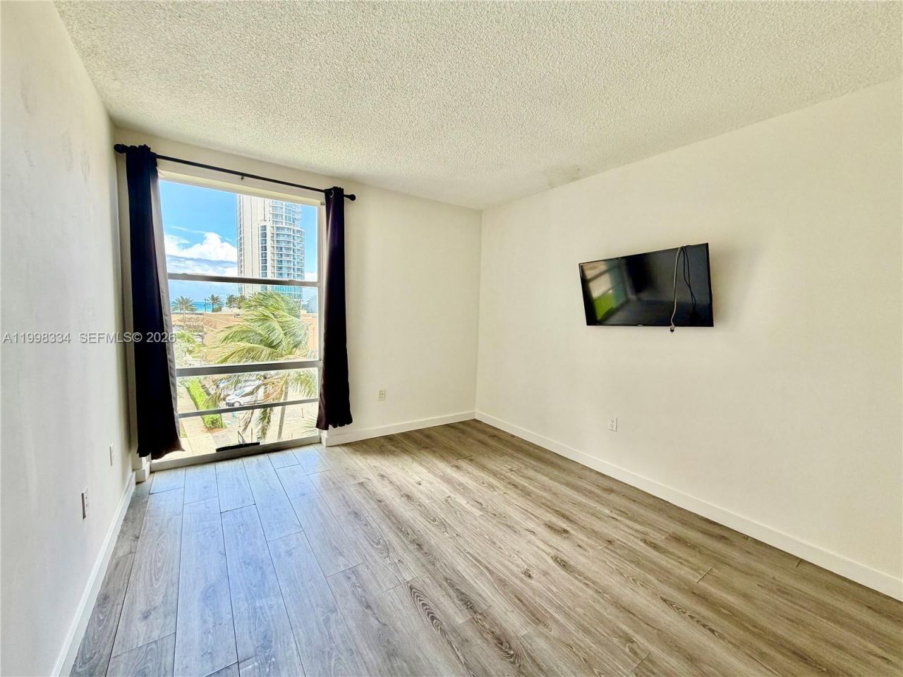 17560 Atlantic Blvd , Unit 404, Sunny Isles Beach, FL 33160 Photo