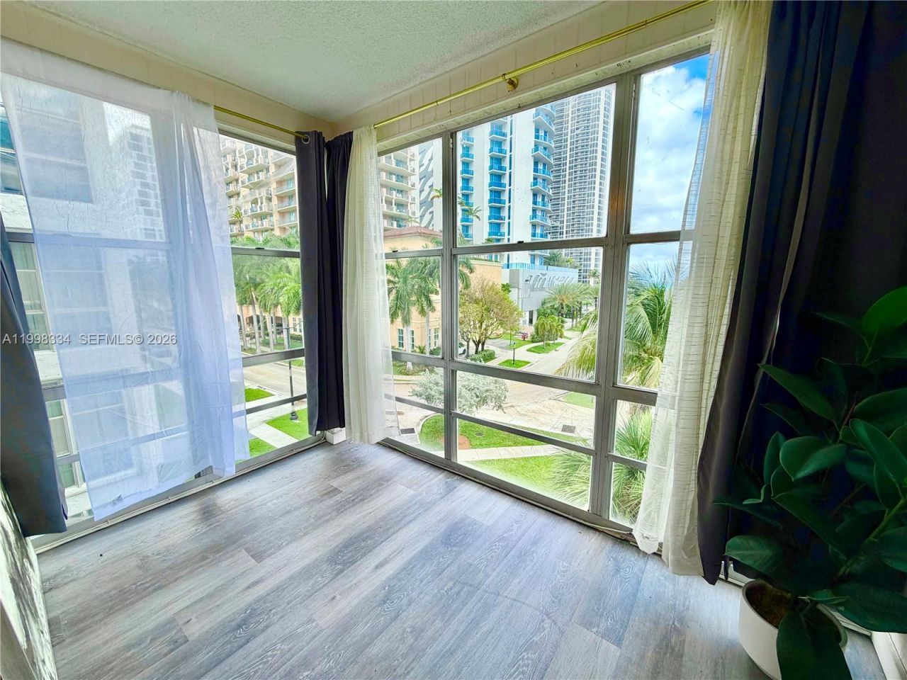 17560 Atlantic Blvd , Unit 404, Sunny Isles Beach, FL 33160 Photo
