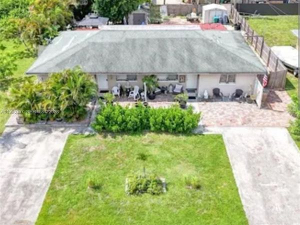 712 SE 8th Place , Cape Coral, FL 33990