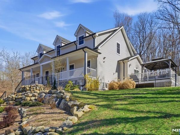 5 Laura Lane, OAKLAND, NJ 07436