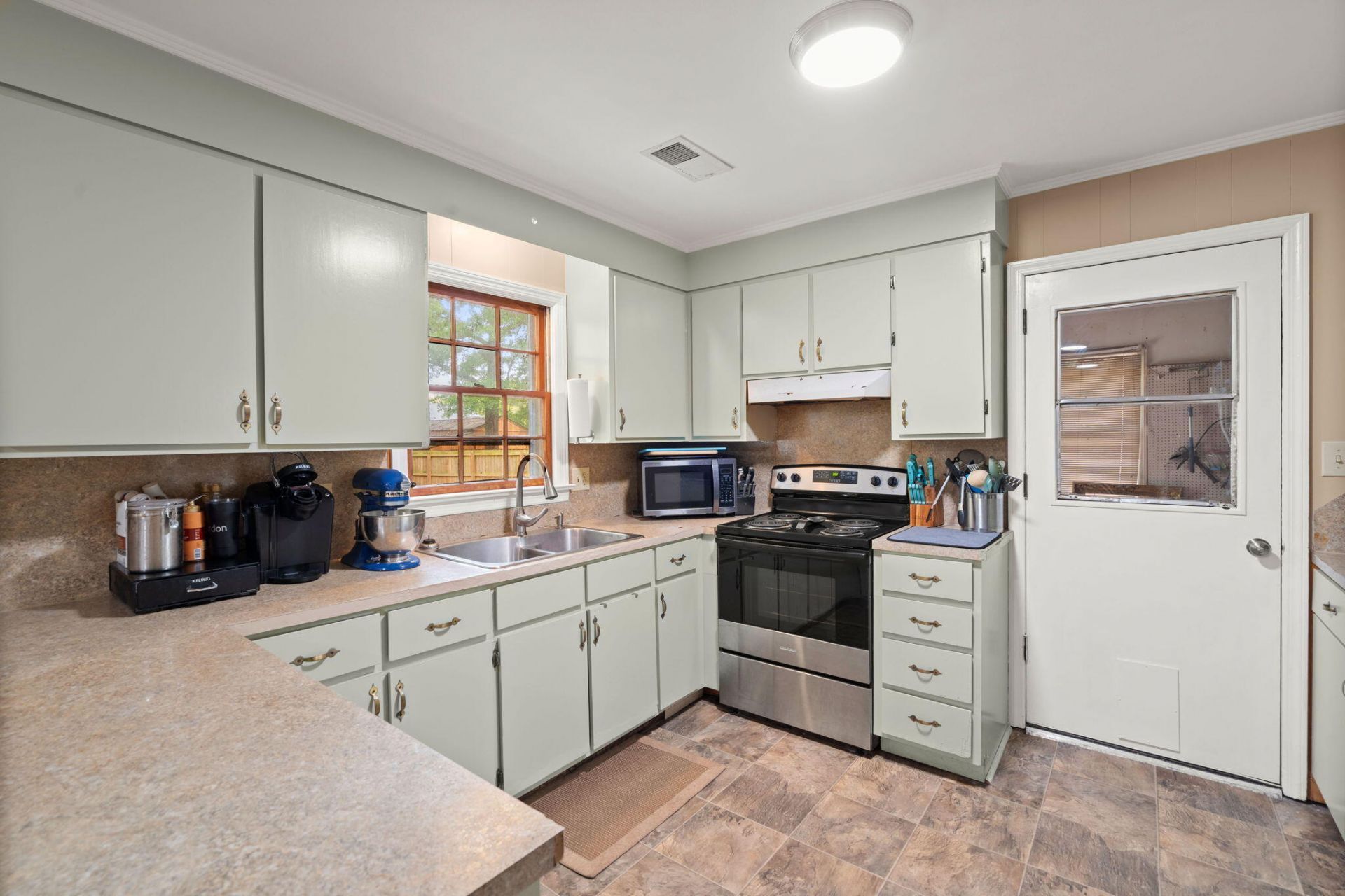 1010 Albert Storm Avenue Photo 16