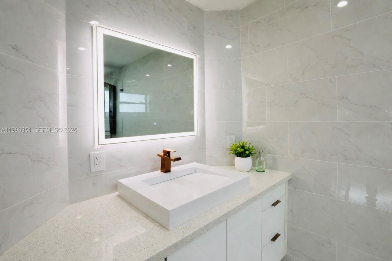 9069 NW 193rd St, Hialeah, FL 33018 Photo