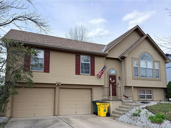 2209 NE MAYBROOK Drive, Blue Springs, MO 64029