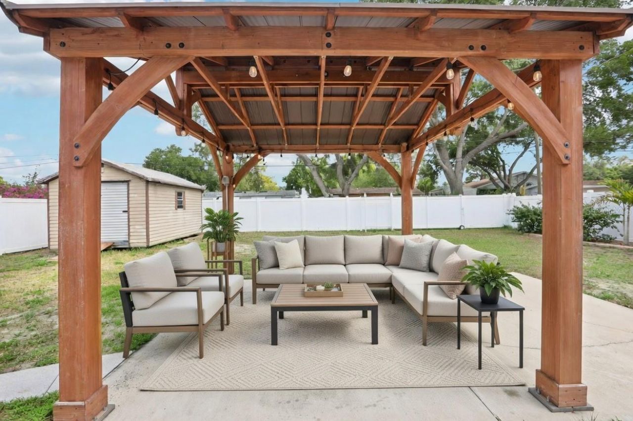 205 SE Jefferson Circle N, Saint Petersburg, FL 33703 Photo
