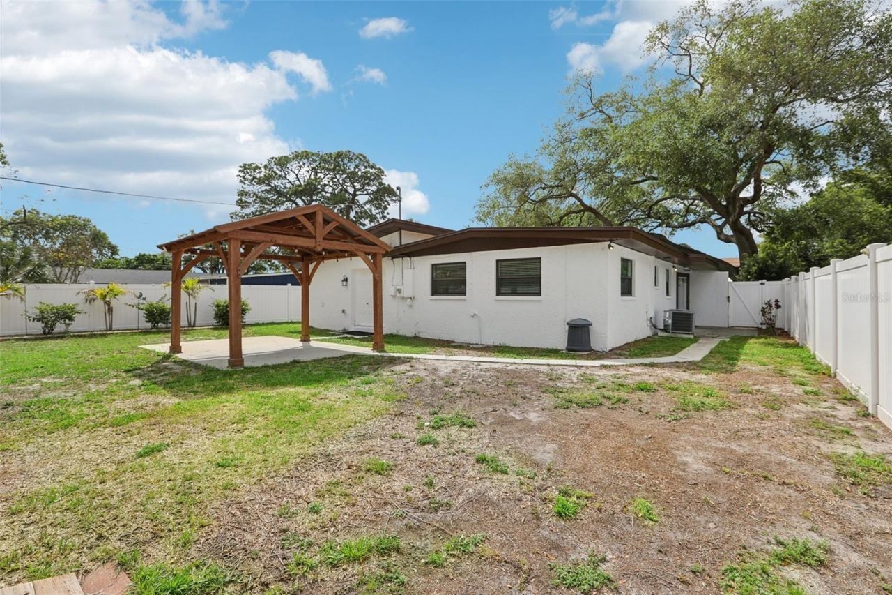 205 SE Jefferson Circle N, Saint Petersburg, FL 33703 Photo