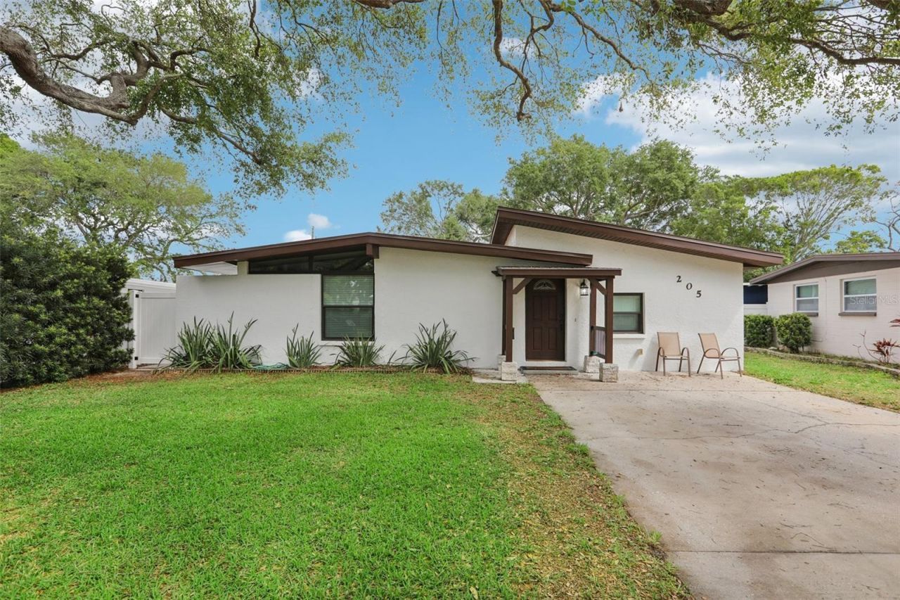 205 SE Jefferson Circle N, Saint Petersburg, FL 33703 Photo