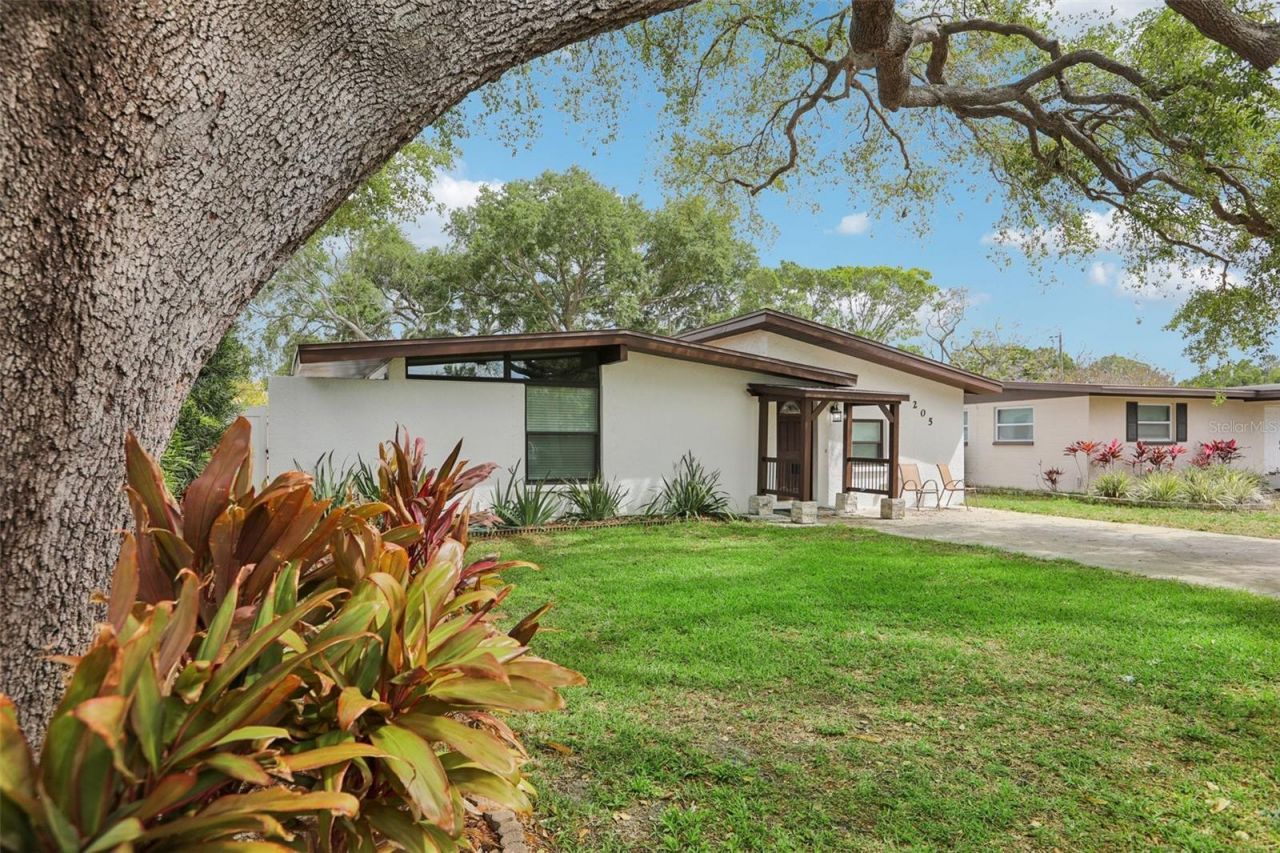 205 SE Jefferson Circle N, Saint Petersburg, FL 33703 Photo